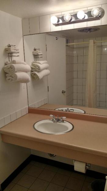 Traveler's Uptown Motel Main image