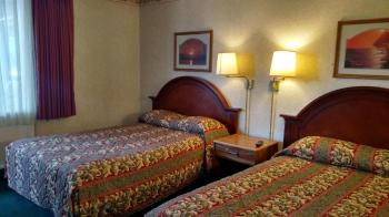 Traveler's Uptown Motel
