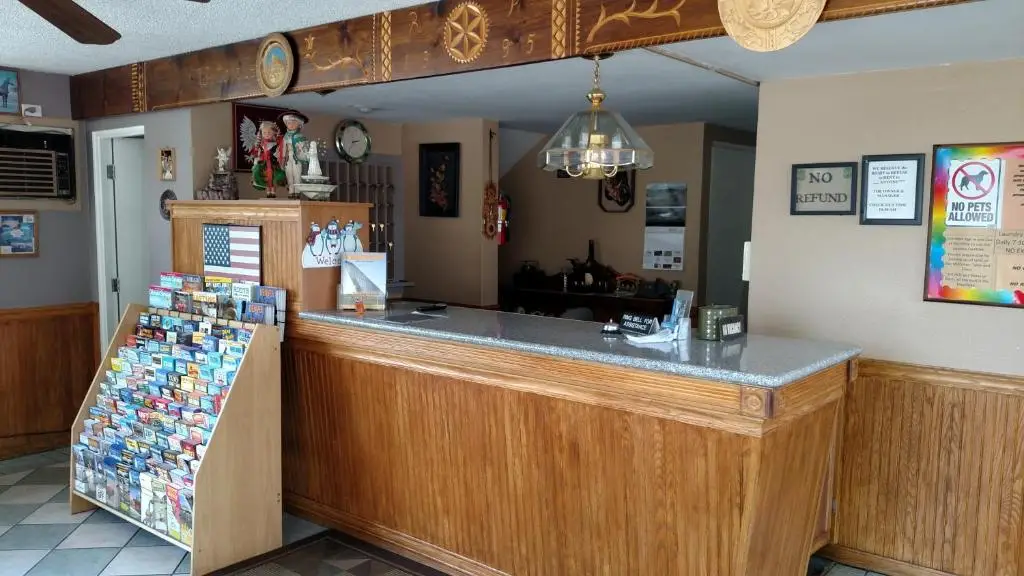 Traveler's Uptown Motel Main image