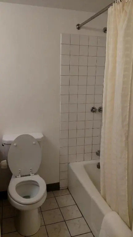 Traveler's Uptown Motel 6