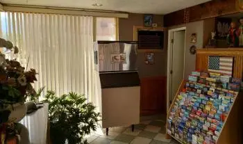 Traveler's Uptown Motel 4