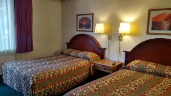 Traveler's Uptown Motel 8